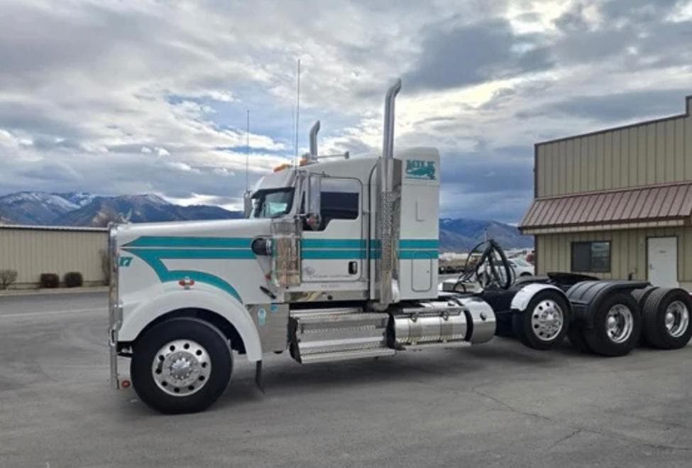 Kenworth W900L