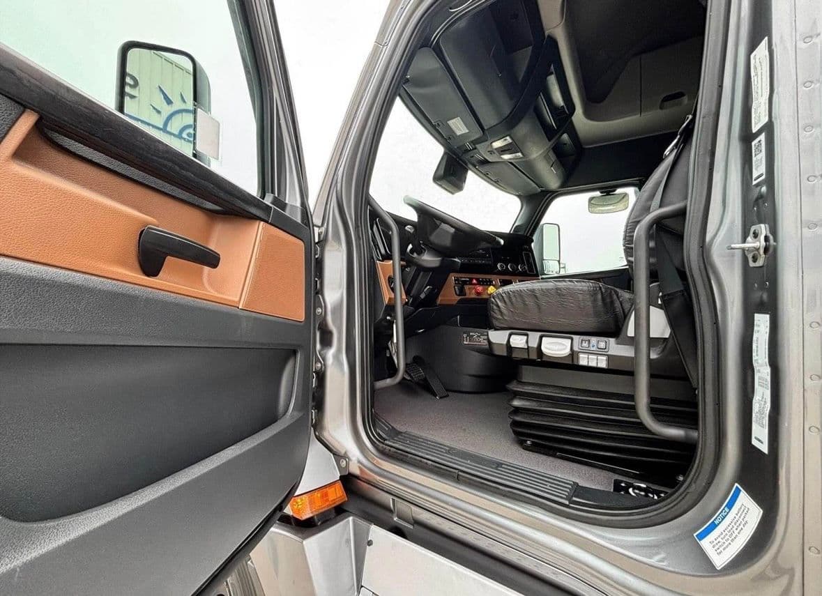 Freightliner Cascadia 126 thumbnail 10