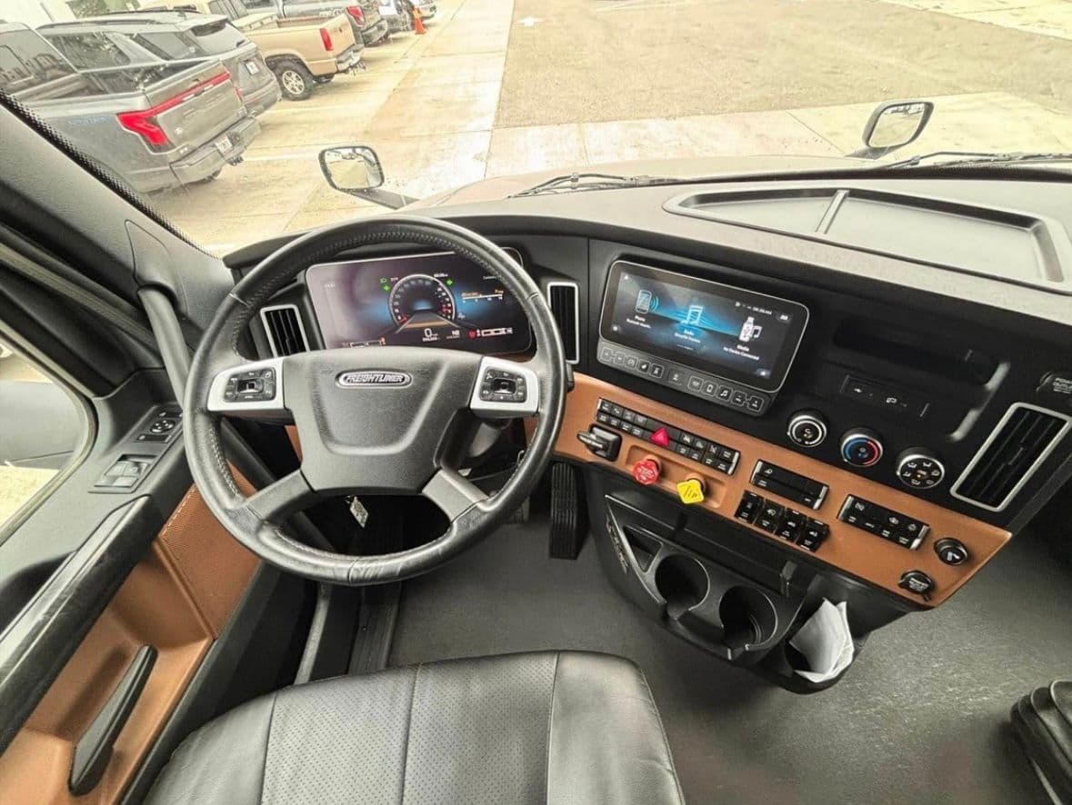 Freightliner Cascadia 126 thumbnail 13