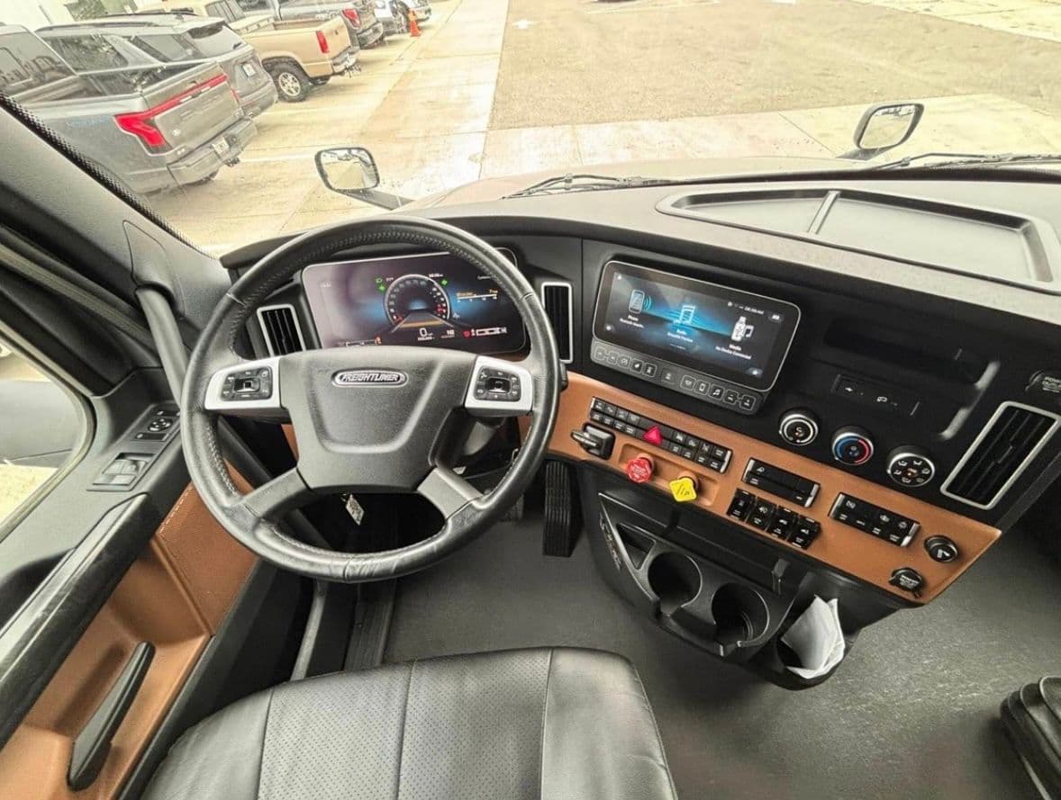 Freightliner Cascadia 126 thumbnail 14