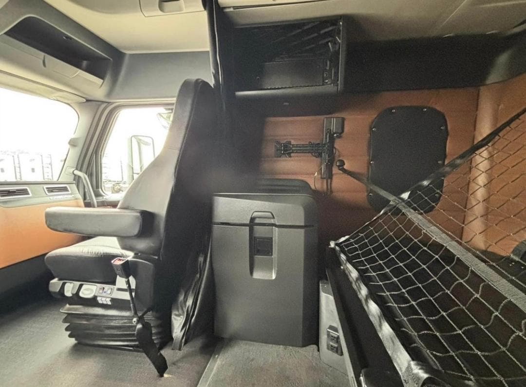 Freightliner Cascadia 126 thumbnail 16