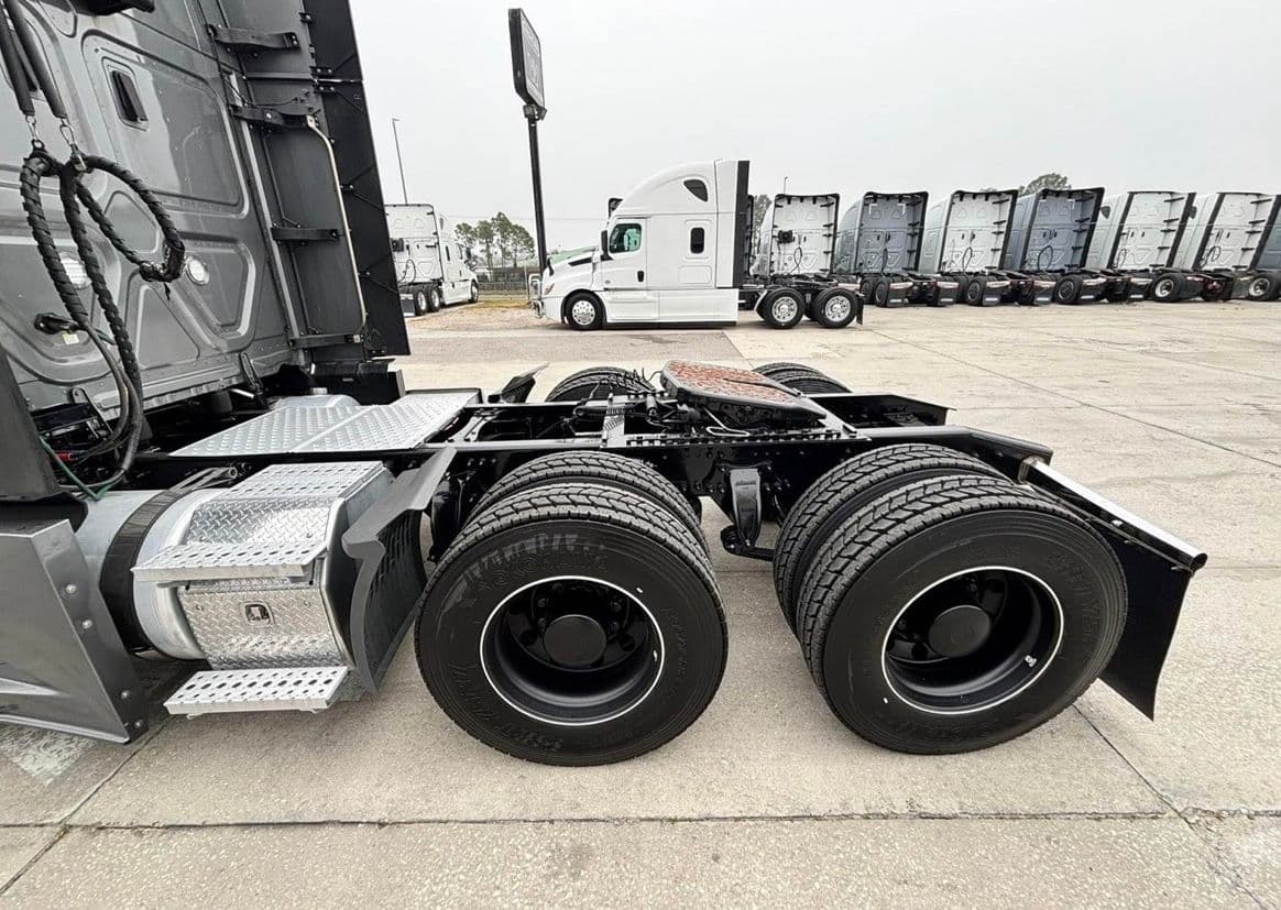 Freightliner Cascadia 126 thumbnail 4