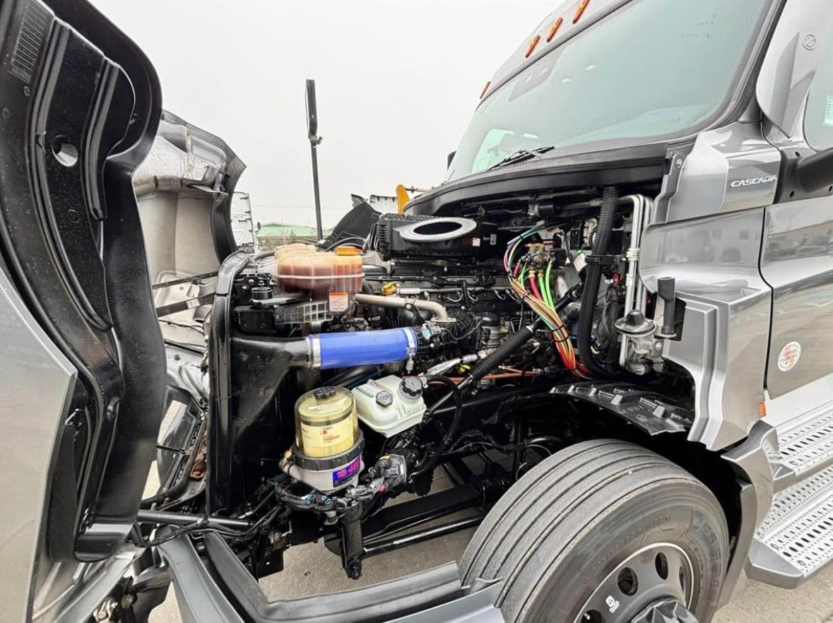 Freightliner Cascadia 126 thumbnail 6