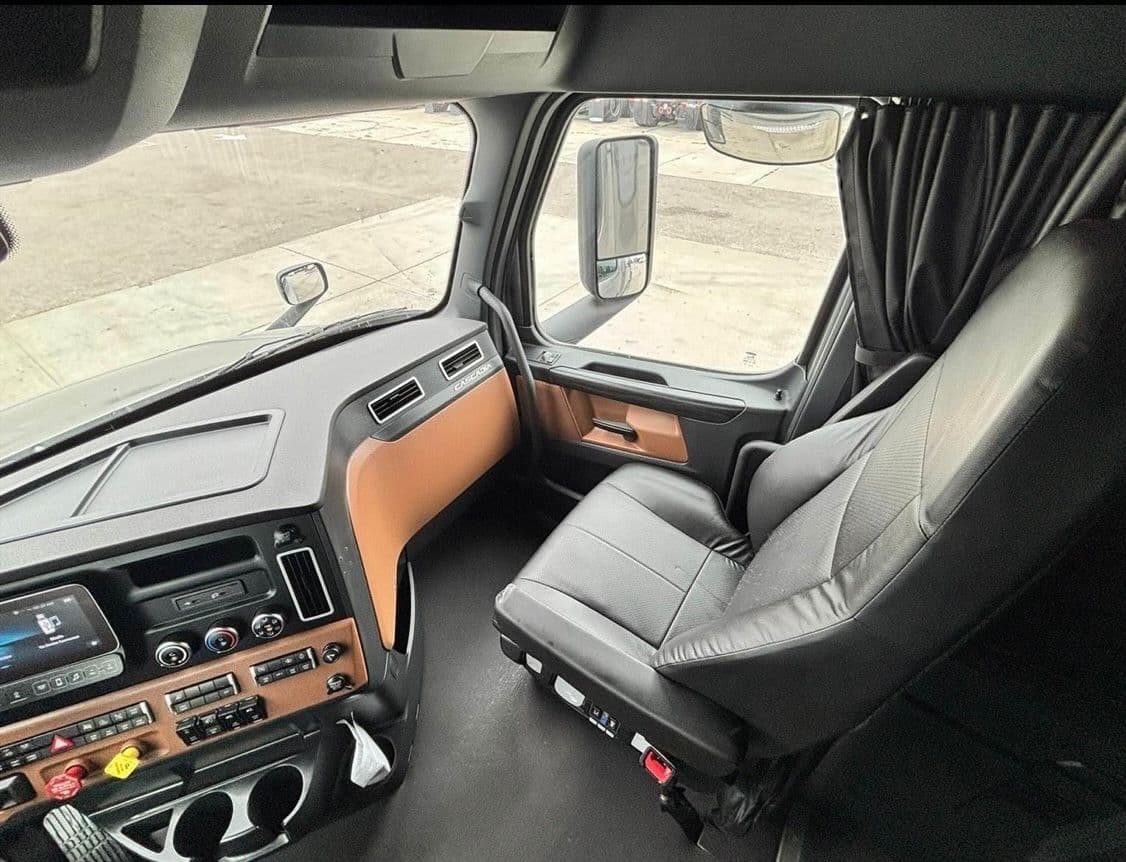 Freightliner Cascadia 126 thumbnail 9
