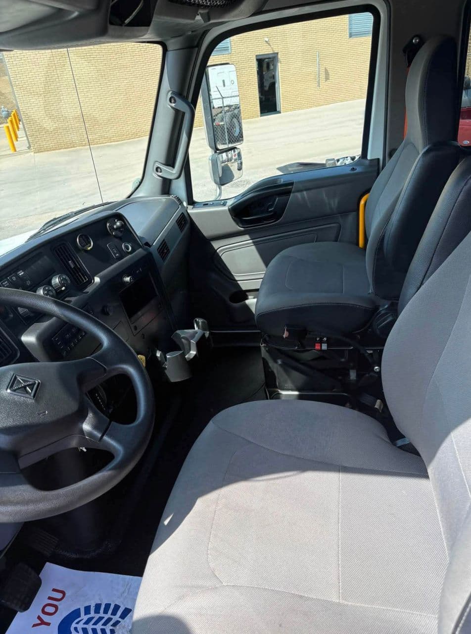 International MV607 Extended Cab Edition thumbnail 4