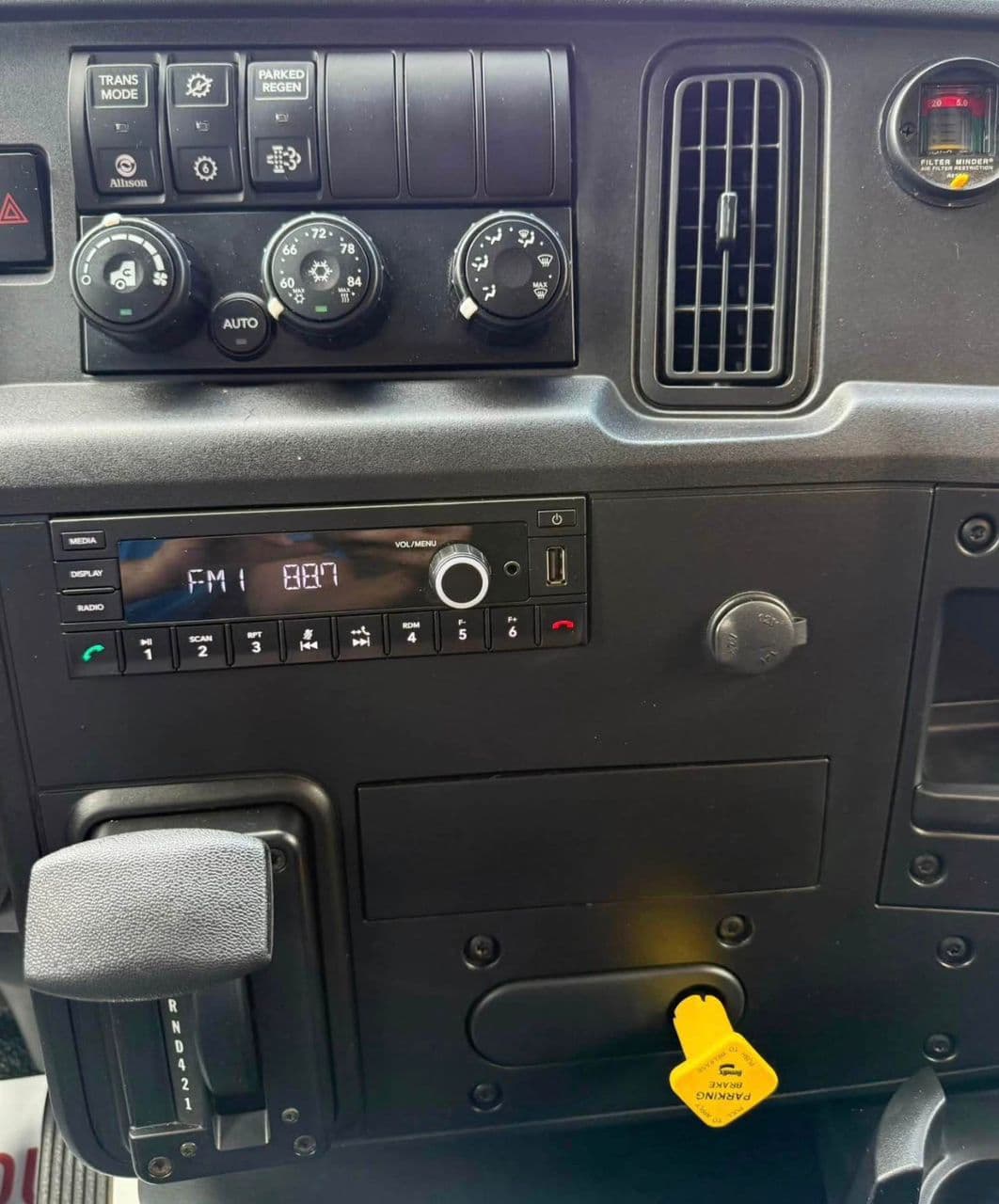International MV607 Extended Cab Edition thumbnail 7
