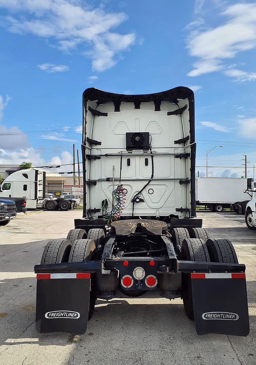 Freightliner Cascadia 126 thumbnail 4