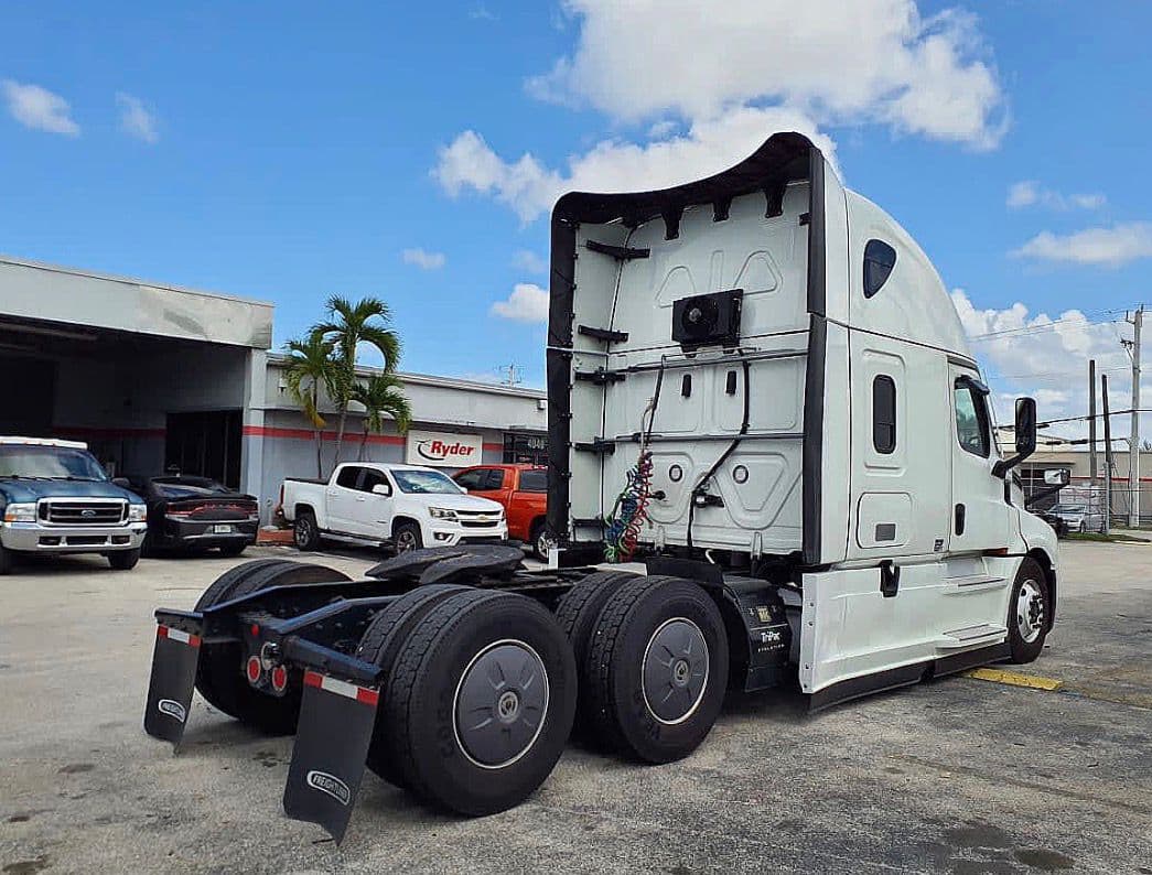Freightliner Cascadia 126 thumbnail 9