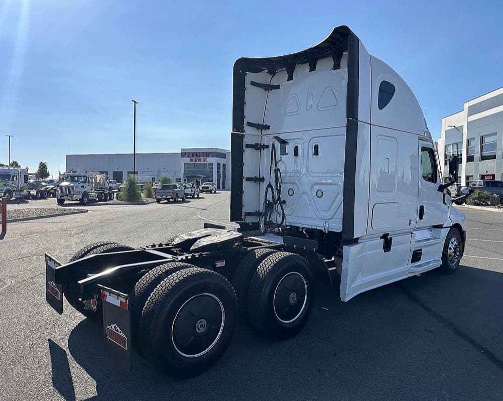Freightliner Cascadia 126 thumbnail 4