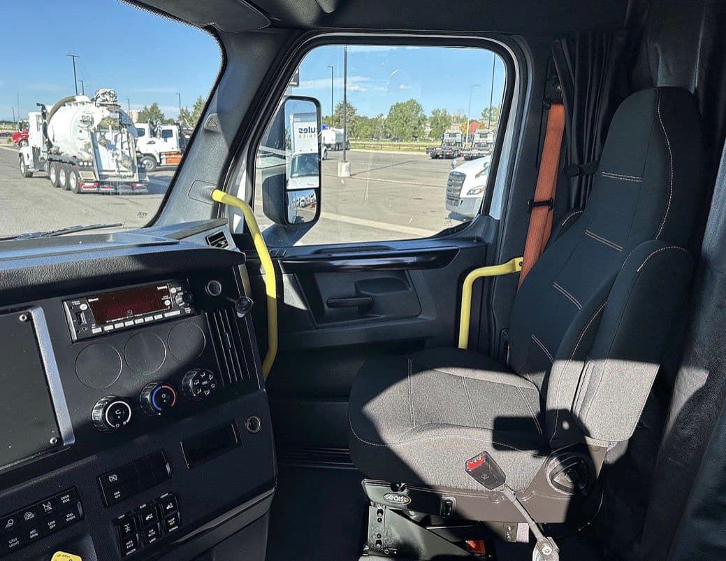 Freightliner Cascadia 126 thumbnail 8