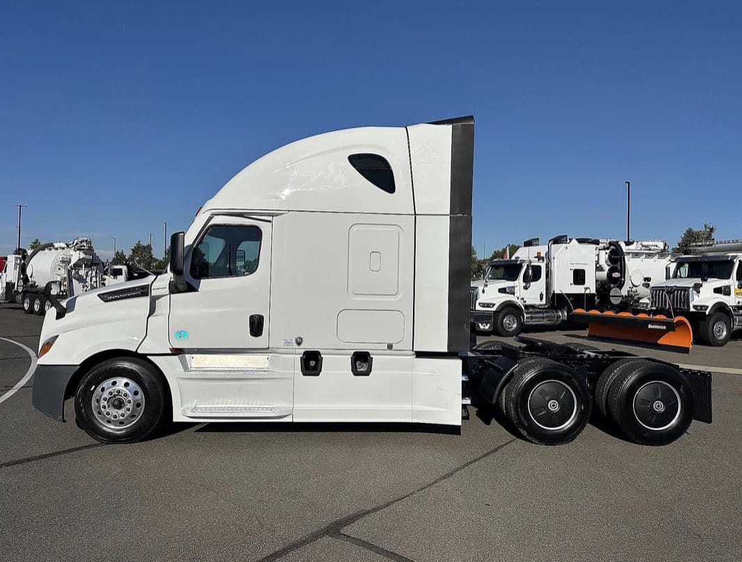 Freightliner Cascadia 126 thumbnail 9