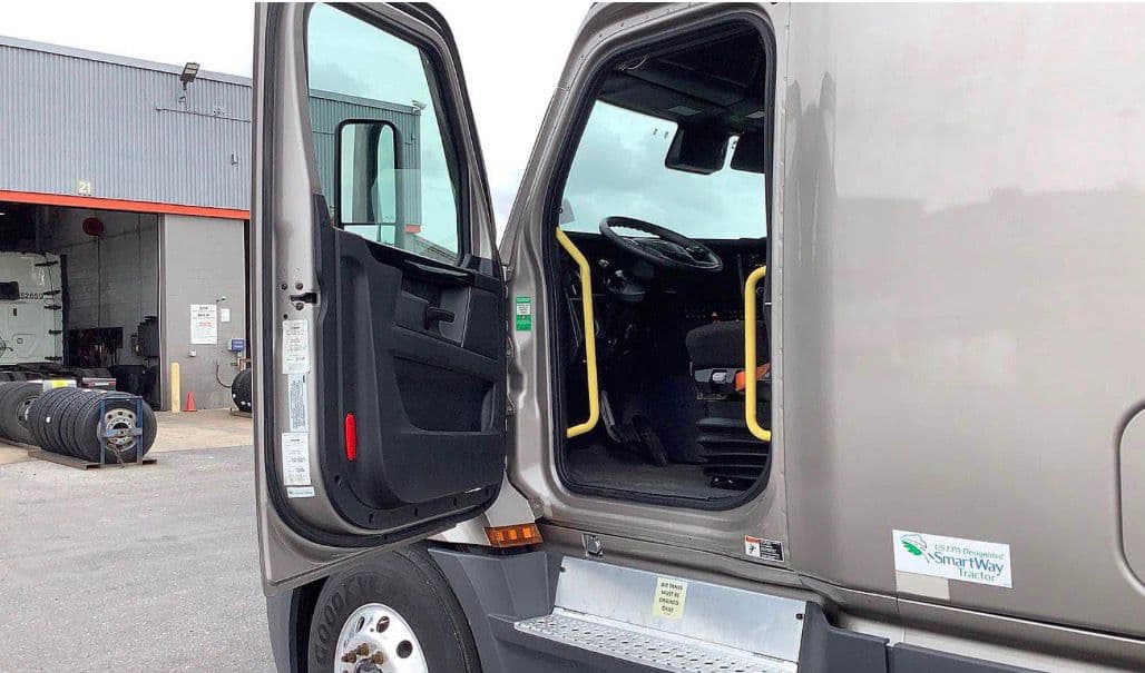 Freightliner Cascadia 126 thumbnail 5
