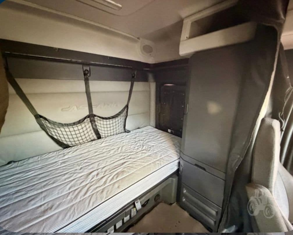 Freightliner Cascadia 126 Mid Roof thumbnail 3